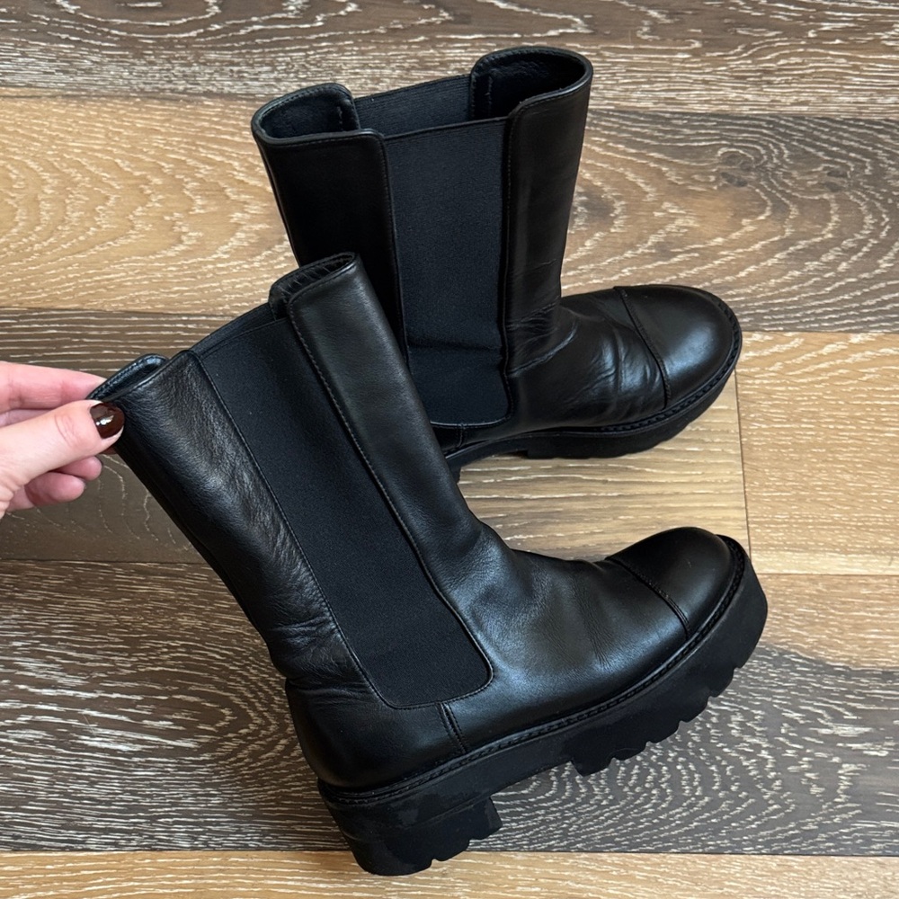 Stuart Weitzman ‘Presley Ultralift Bootie’ in Black Leather, size 5.5